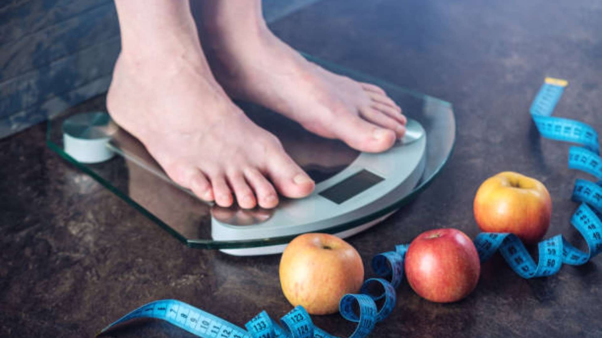 Steps to weigh yourself accurately for fat loss and track your progress