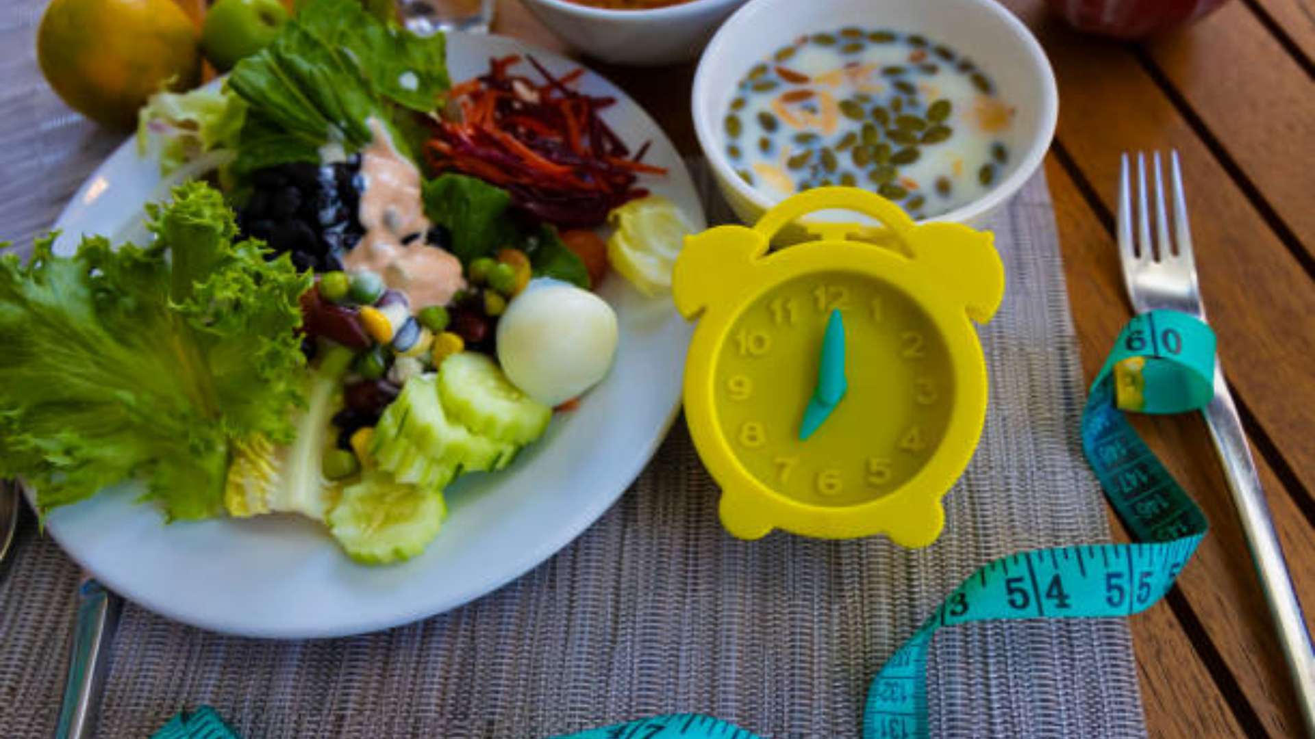 Image showing a San Diego personal trainer discussing fat loss strategies, comparing intermittent fasting vs. small meals.